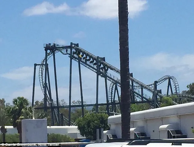 20 orang terjebak di wahana roller coaster, agak mengkhawatirkan ya? © dailymail.co.uk