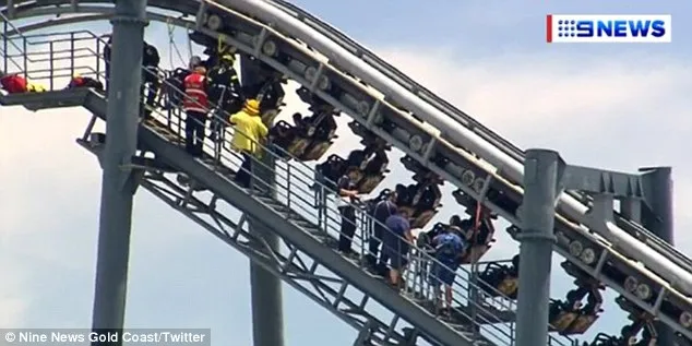 Beruntung 20 orang ini dapat dievakuasi dengan selamat © dailymail.co.uk