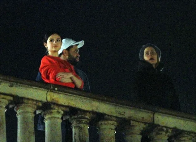 Jalan-jalan bareng, Selena dan The Weeknd melihat pemandangan © via dailymail.co.uk