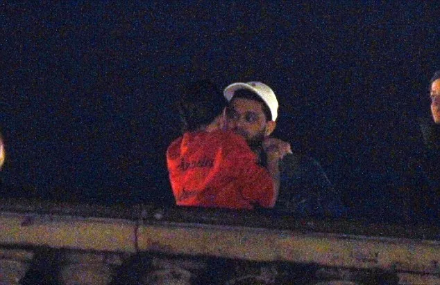 Selena dan The Weeknd juga berpelukan © via dailymail.co.uk
