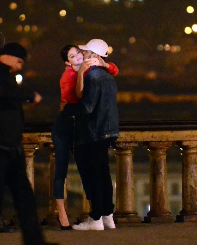 Selena dan The Weeknd terlihat makin mesra © via dailymail.co.uk