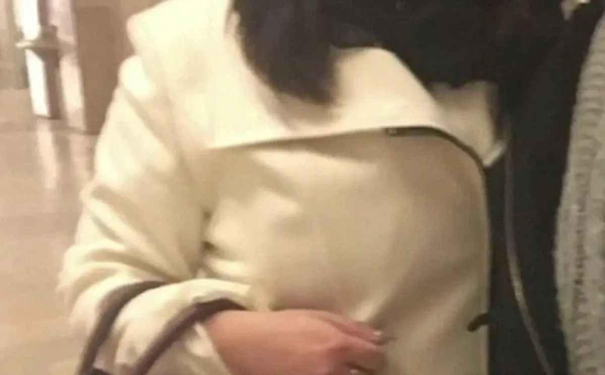 Seorang wanita dikeluarkan dari pesawat hanya karena mengenakan baju berbelahan dada rendah © metro.co.uk
