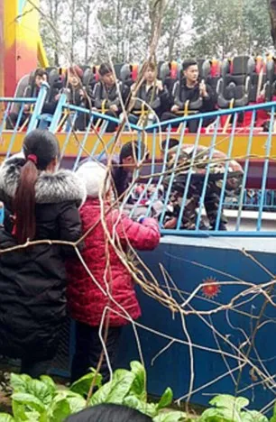 Korban ketika diberi penanganan medis pertama © dailymail.co.uk