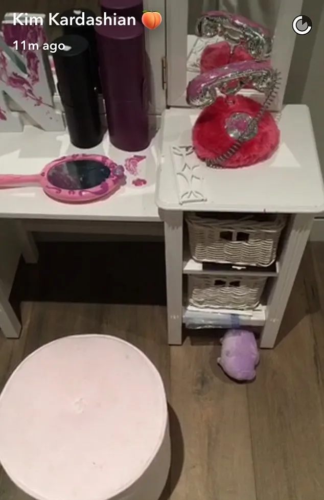 Berbagai benda di mejanya juga 'jadi korban' © Snapchat/Kim Kardashian