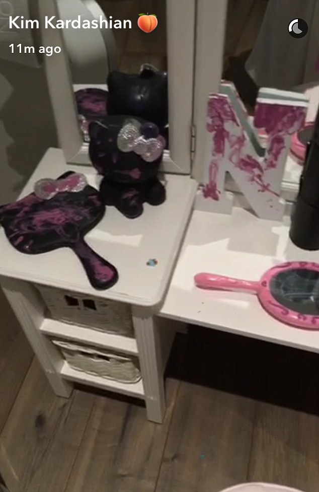 Mungkinkah North pengen kamar berwarna ungu? © Snapchat/Kim Kardashian