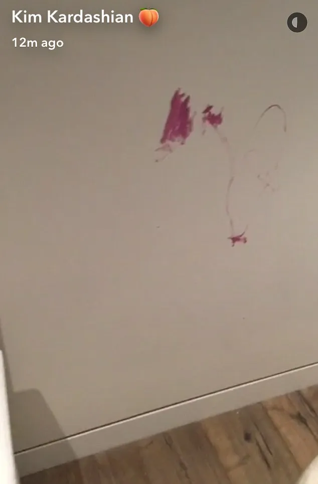 North coret-coret tembok saat Kim 'lengah' © Snapchat/Kim Kardashian