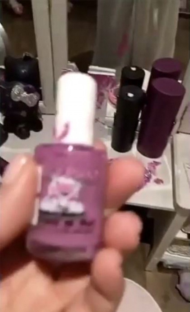 North 'mengecat' kamarnya dengan cat kuku ungu © Snapchat/Kim Kardashian