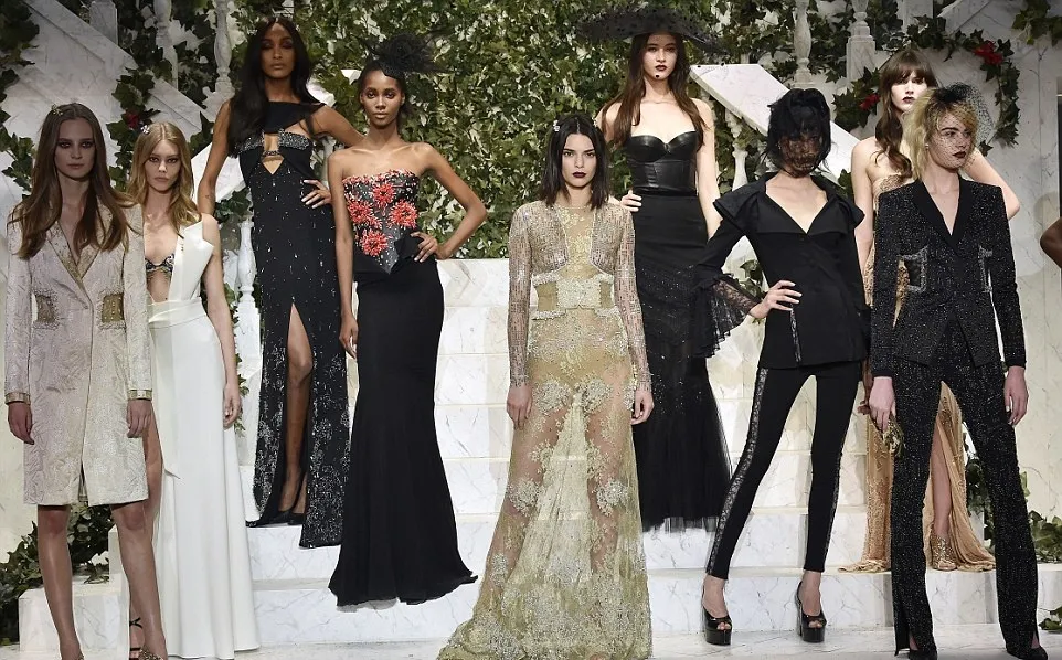 Kendall Jenner tutup acara fashion show La Perla © Shutterstock via dailymail.co.uk