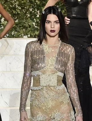 Kendall juga tampil dengan rambut baru © Shutterstock via dailymail.co.uk