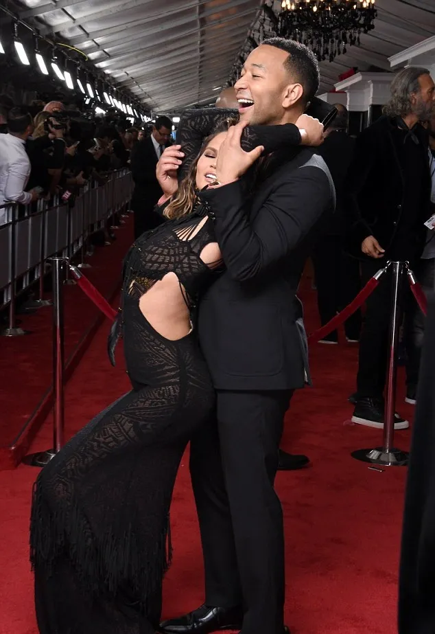 Chrissy dan John tunjukkan sosok romantis mereka © via dailymail.co.uk