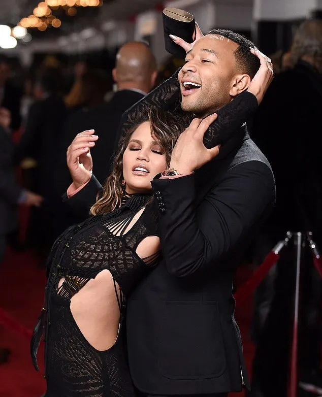 Ekspresi Chrissy Teigen terlihat hot banget © via dailymail.co.uk