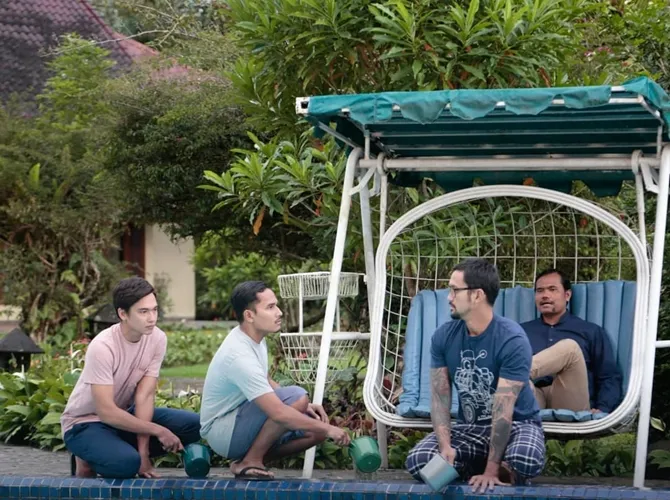 Adipati, Tanta dan Tora beraksi jadi bapak rumah tangga. (Credit: MNC Pictures)