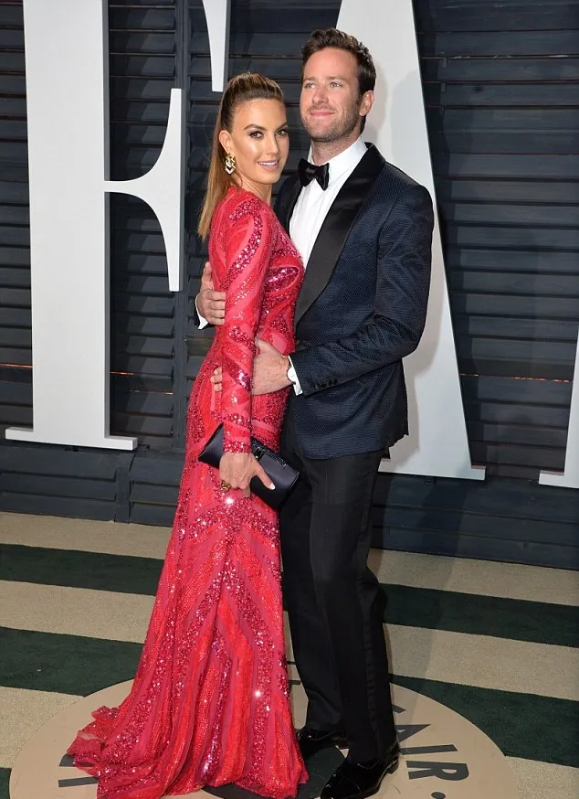 Baby bump Elizabeth Chambers sudah mulai terlihat © via dailymail.co.uk