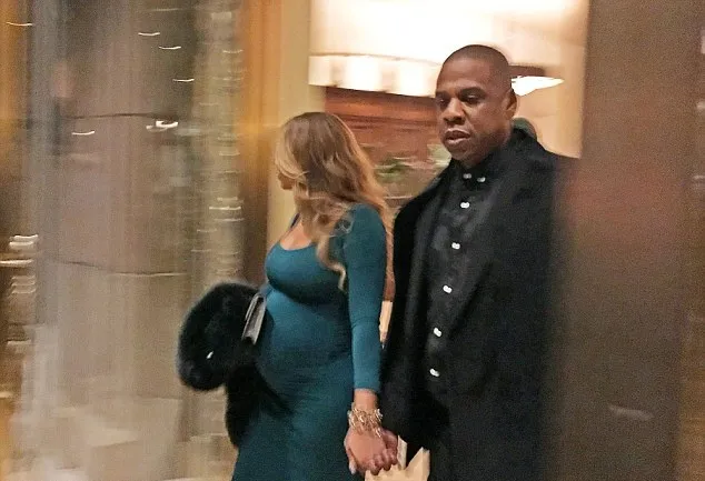 Beyonce dan Jay Z tertangkap kamera meninggalkan Oscar pre-party © via dailymail.co.uk