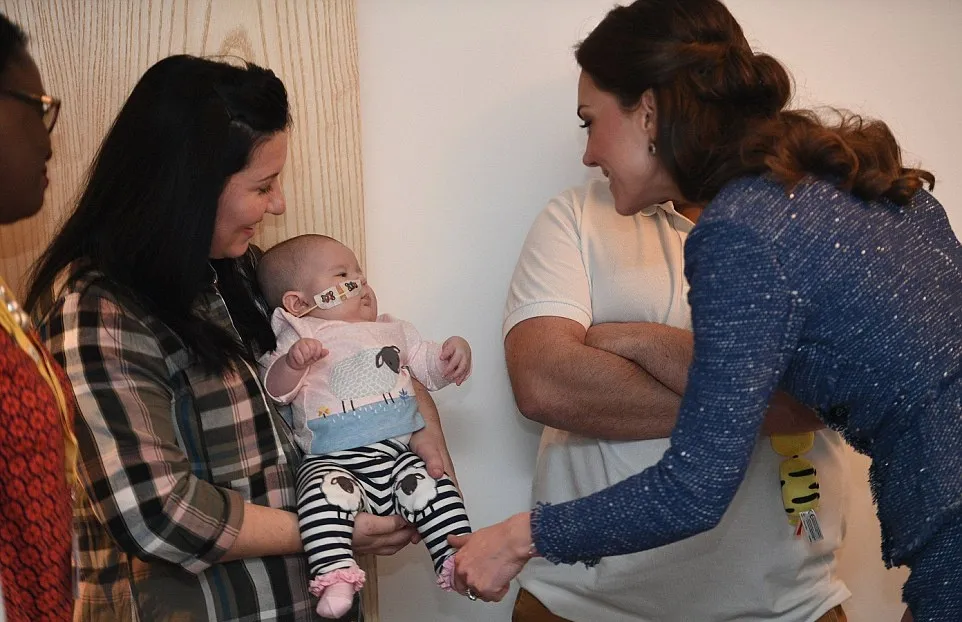 Kate sempat berbincang-bincang dengan keluarga bayi yang dirawat di sana © via dailymail.co.uk