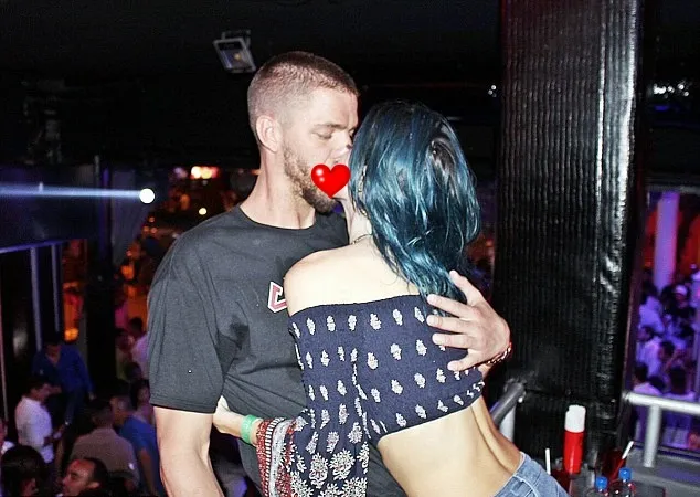 Foto ciuman Bella dan Chandler beredar luas © Just Jared