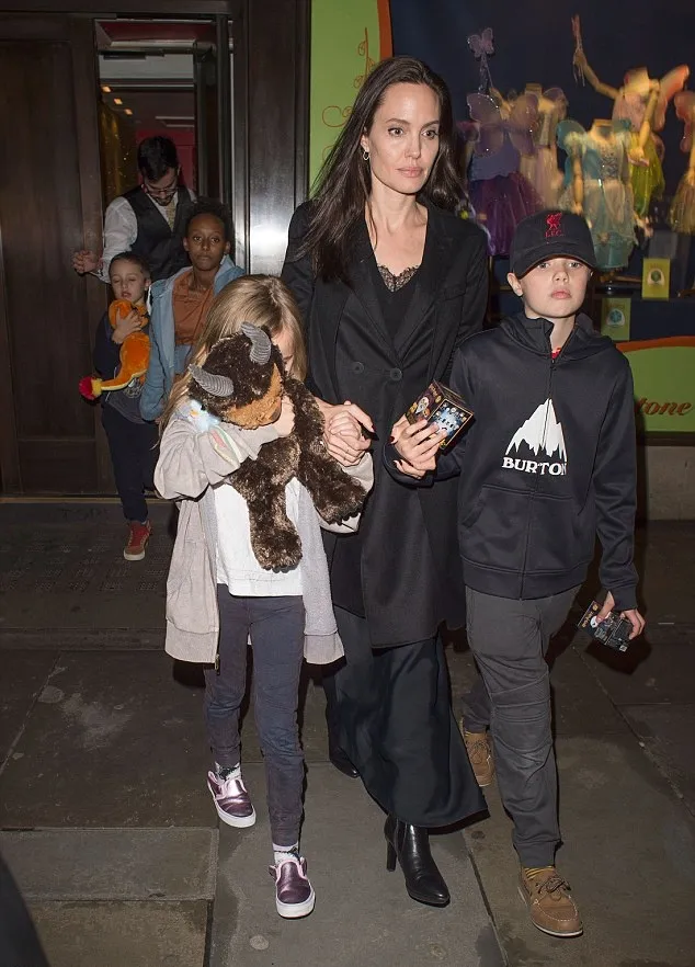 Jolie menggandeng buah hatinya erat © via dailymail.co.uk
