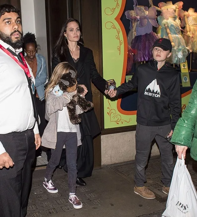 Jolie tertangkap kamera keluar dari toko mainan bersama anak-anaknya © via dailymail.co.uk