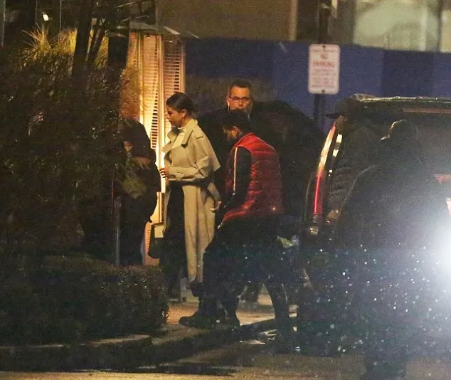 Selena dan The Weeknd kencan di restoran © via dailymail.co.uk