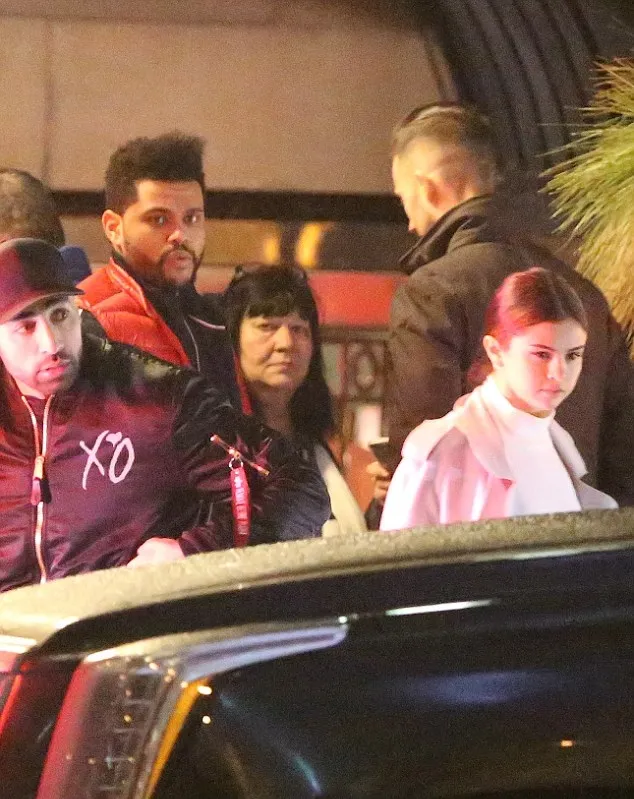 Keduanya tampil semi formal saat kencan © via dailymail.co.uk