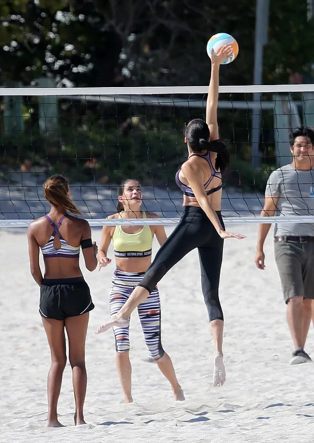 Adriana dan angel lainnya main voli di pantai © via dailymail.co.uk