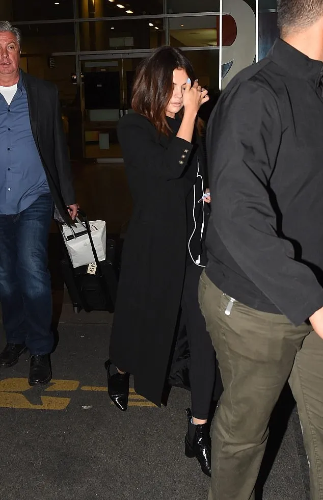 Selena Gomez susul The Weeknd di Kolombia © via E! Online