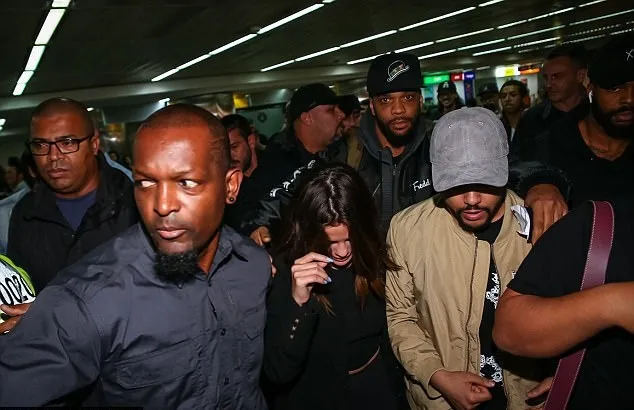 Selena Gomez menerobos keramaian di bandara © via E! Online