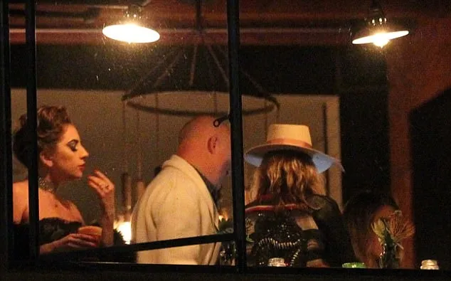 Gaga dan para tamu di venue acara © via dailymail.co.uk