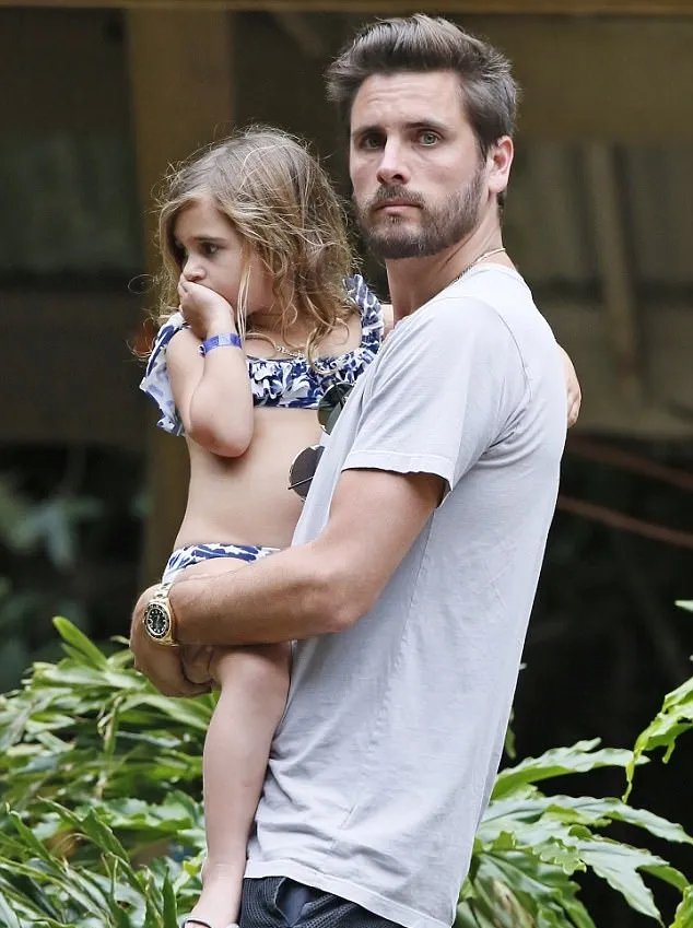 Scott Discik menggendong Penelope saat Kourtney asyik main air © via dailymail.co.uk