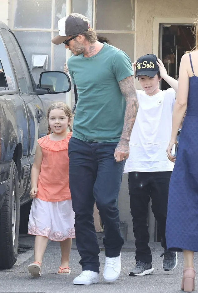 Harper terlihat cute mengenakan outfit bergaya gypsy © via dialymail.co.uk