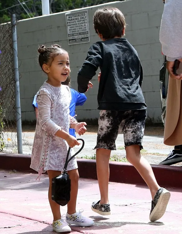 North pulang dengan membawa tas yang berbeda © via Daily Mail