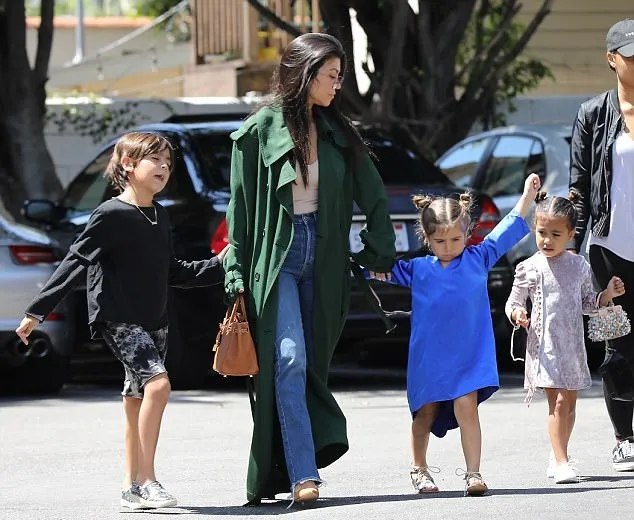 North West ke gereja bersama Kourtney Kardashian © via dialymail.co.uk