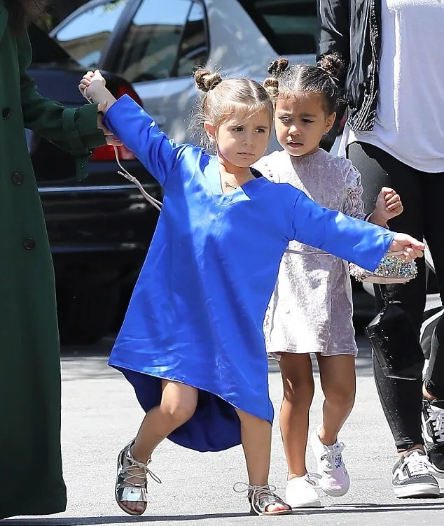 North dan Penelope tampil dengan tatanan rambut yang sama © via Daily Mail