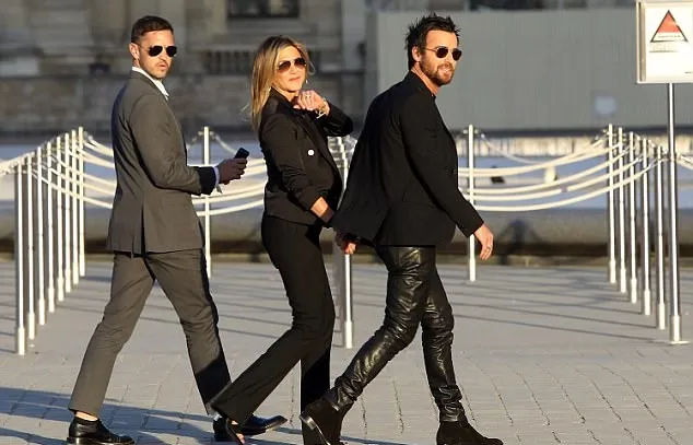 Menghadiri acara, keduanya juga terlihat mesra dengan bergandengan tangan © via dailymail.co.uk