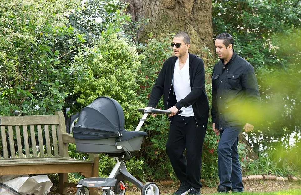 Wissam mengajak putranya jalan-jalan di taman © via The Sun