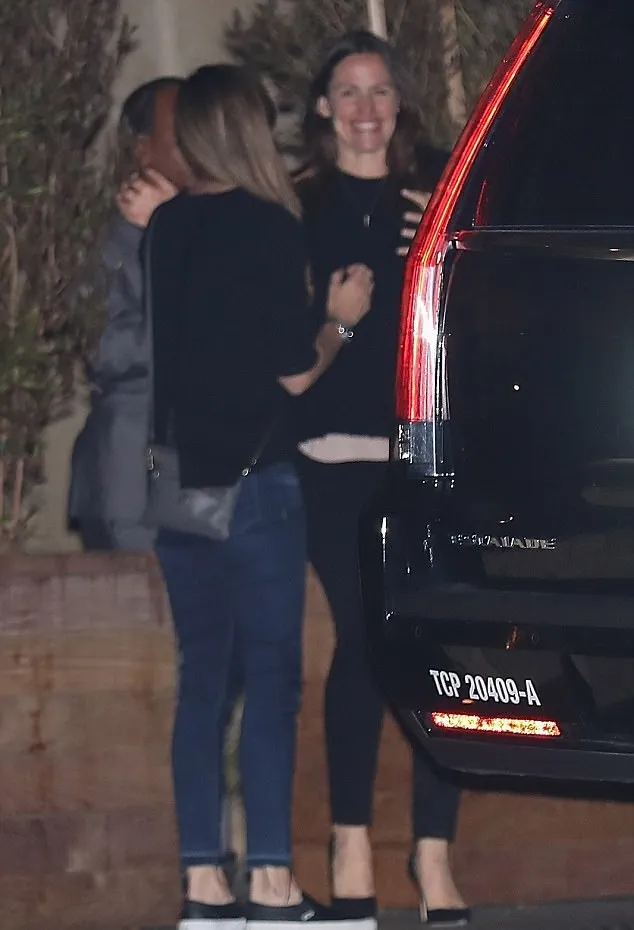 Jennifer Garner menggelar pesta ulang tahun bersama teman-temannya © via dailymail.co.uk