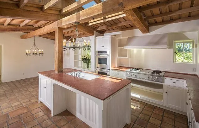Penampakan bagian dalam rumah, terlihat vintage © via Forbes