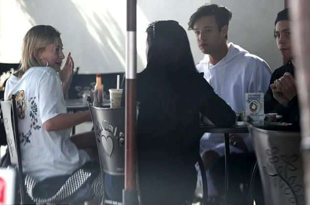 Tak hanya berdua, Hailey dan Cameron juga ditemani teman mereka © via dailymail.co.uk