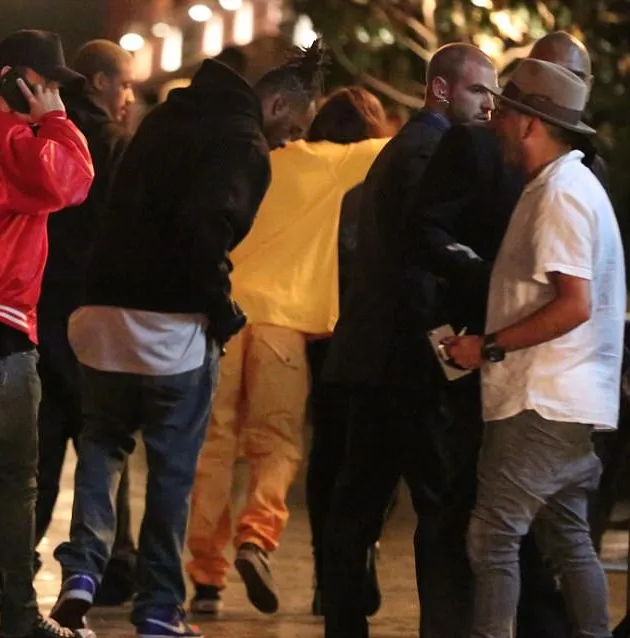Tyga tertangkap kamera merangkul Jordan © via dailymail.co.uk