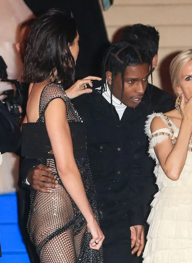 Kendall terlihat begitu perhatian pada ASAP di Met Gala © via dailymail