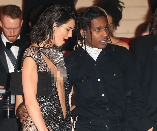 Kendall Jenner dan A$AP Rocky terlihat mesra di Met Gala © via dailymail.co.uk