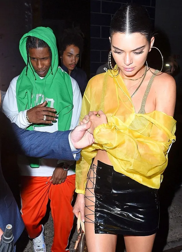 Kendall dan ASAP juga menghadiri acara after party yang digelar Rihanna © Via Mirror