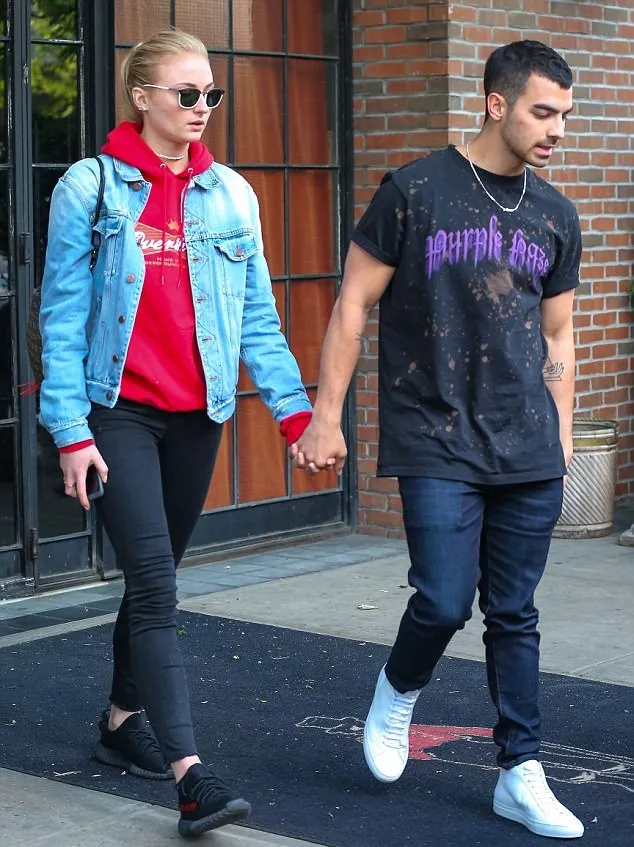 Sophie Turner dan Joe Jonas tertangkap kamera keluar dari hotel © via dailymail.co.uk