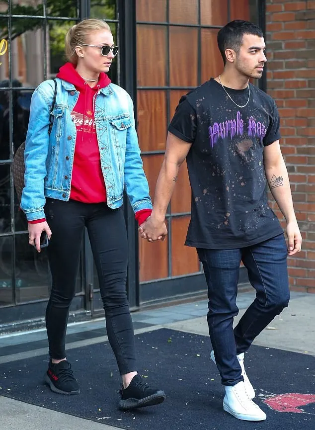 Sophie dan Joe bergandengan tangan © via dailymail.co.uk