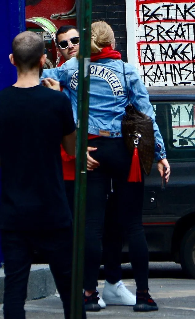 Joe dan Sophie terlihat lebih mesra saat berjalan-jalan © via dailymail.co.uk