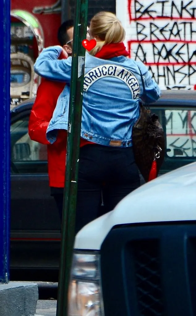 Joe dan Sophie juga sempat berciuman © via dailymail.co.uk