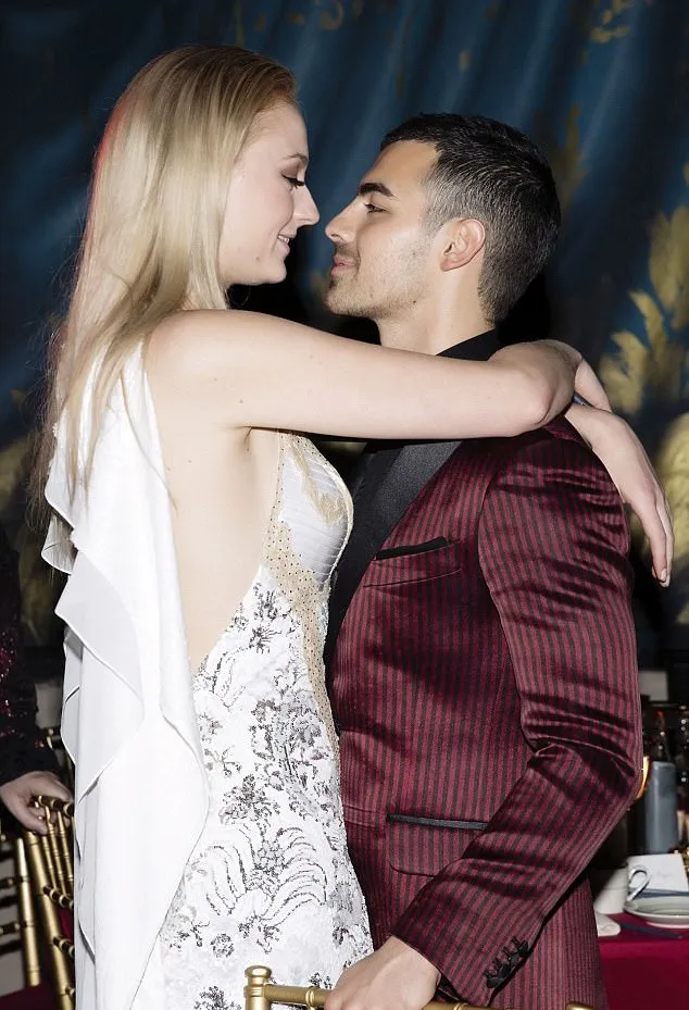 Sophie dan Joe mesra di acara Met Gala © via dailymail.co.uk