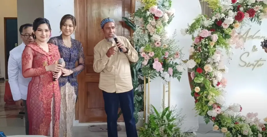 Parasnya Mirip Banget dengan sang Adik