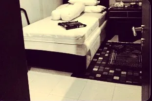 Ini dia ruang khusus salat di apartemen Shaheer. @instagram.com/shaheernawaz
