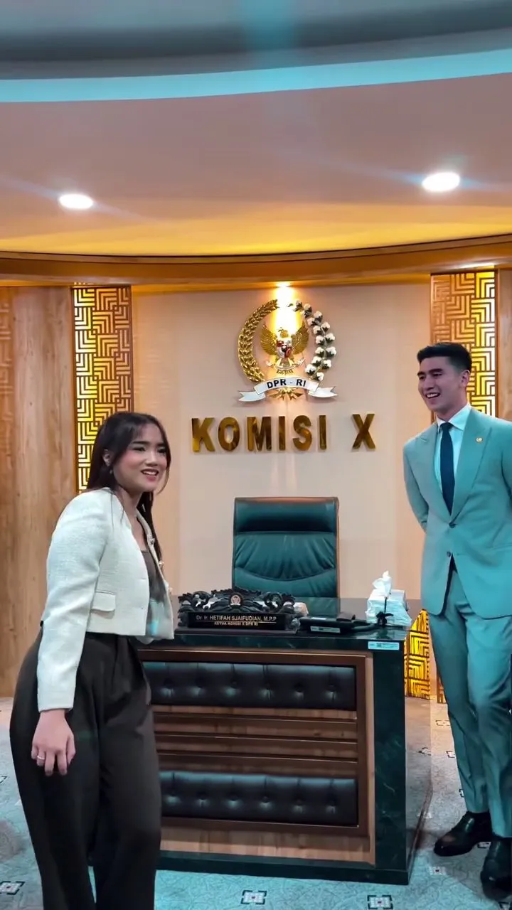 Momen Fuji diajak keliling gedung DPR RI (credit: Instagram.com/bramastavrl/)